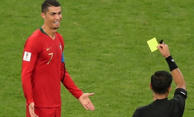 Cristiano Ronaldo recibe una tarjeta amarilla del árbitro Enrique Cáceres en el Mordovia Arena, en Saransk (Rusia). Foto: RT