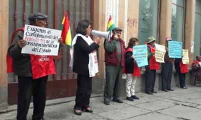 La protesta realizada esta mañana también tuvo el propósito de condenar “la represión tremenda en contra de los universitarios”
