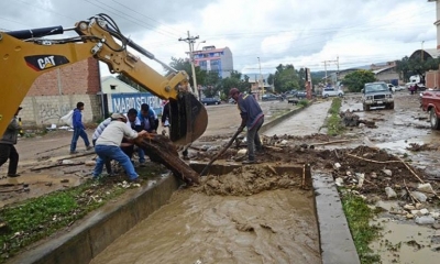 Vecinos y funcionarios de la Alcaldía retiran un tronco de canal Duralit,