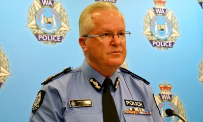 El jefe de la Policía Chris Dawson se dirige a los medios en Perth. Foto: AP