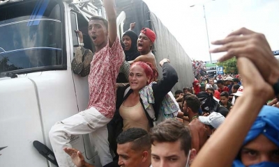 Partidarios de la oposición en Colombia hacen un gesto desde un camión rumbo a la frontera con Venezuela/Foto. Reuters
