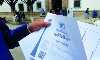 Jurista muestra el NIT que fue insertado por Estefals. Foto: Captura de video / Juan Kolla.