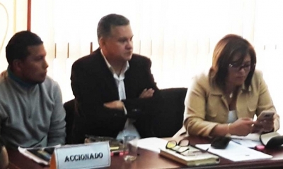 El representante de la vigilia y sus abogados León y Lanza en la audiencia.
