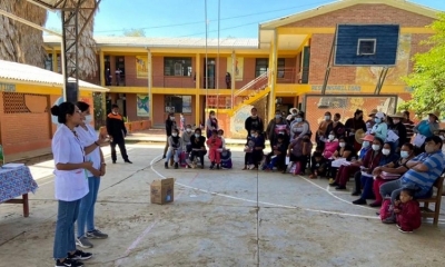 Voluntarias de Psicología de la Universidad Católica en reunión con niños de la Maica.