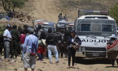 La policía llega a Sivingani/Foto. JR