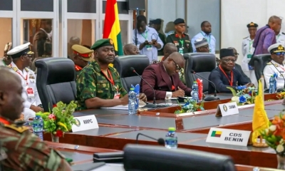El general nigeriano Christopher Musa (2i), y el ministro ghanés de Defensa, Dominic Nitiwul (c), en una reunión de la Cedeao.