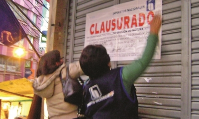 Funcionarios del SIN clausuran un negocio por no facturar, en La Paz. Foto:Archivo / Página Siete