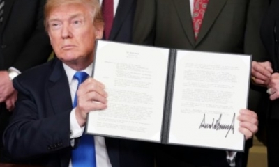 Donald Trump muestra el documento de las sanciones comerciales a China que firmó el pasado 22 de marzo en la Casa Blanca, en Washington