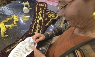 Karjiya Baqtar borda con hilo de oro la estola que recibirá el Papa.