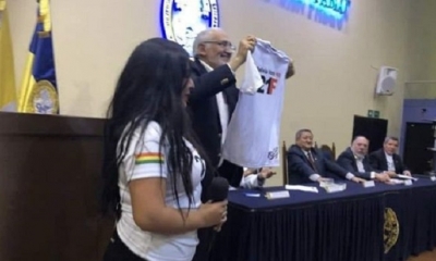 Carlos Mesa recibiendo la polera del 21F tras un conversatorio en Cochabamba. Foto: Julio César Soto (Facebook)
