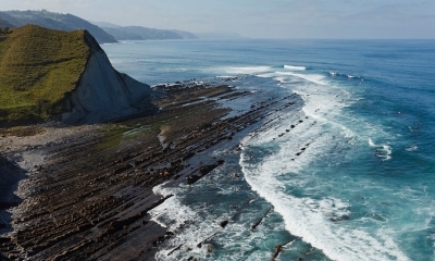 Costa escarpada entre las localidades de Zumaia y Deba, País Vasco, España.