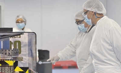 Laboratoristas trabajan en la elaboración de la vacuna contra la COVID-19, para su distribución por diferentes países del mundo.