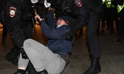 Decenas de manifestantes contra la Guerra en Ucrania detenidos en Rusia.