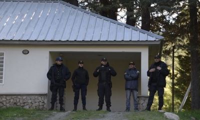 Policías custodian el 18/10/2017 la morgue del cementerio de Esquel, Chubut, donde se encuentra el cuerpo hallado en el Río Chubut. Télam