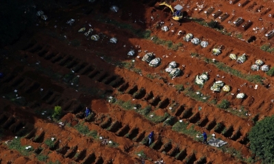 Sepultureros cavan fosas en el cementerio de Vila Formosa, Sao Paulo, Brasil, el 2 de abril de 2020.