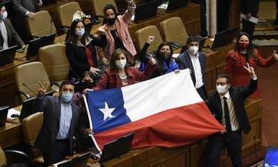 Diputados chilenos celebran la ley para el retiro de pensiones, ayer. | AFP