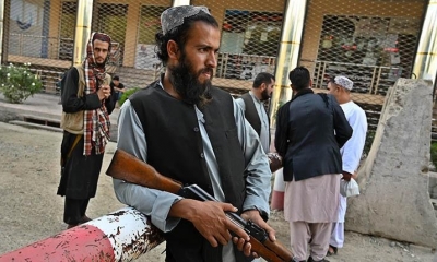 Talibanes montan guardia en Kabul. | AFP