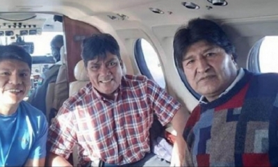 Leonardo Loza, Héctor Arce y Evo Morales en la aeronave de la FAB que los trasladó a Tarija