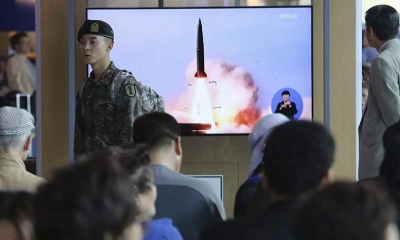 La transmisión por la televisión de los lanzamientos de cohetes de Corea del Norte (archivo)