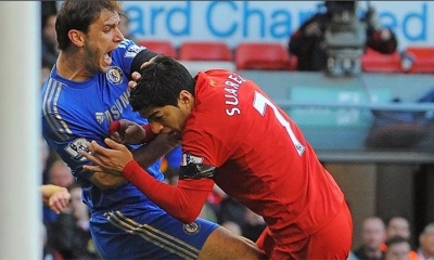 Luis Suárez (der.) tras morder al serbio Branislav Ivanovic, en 2013. | Eurosport
