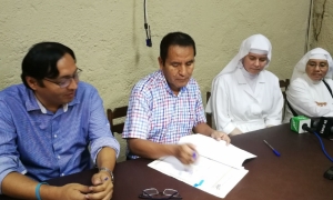 Alcalde Mario Baptista y representantes del hospital/Foto. RRSS