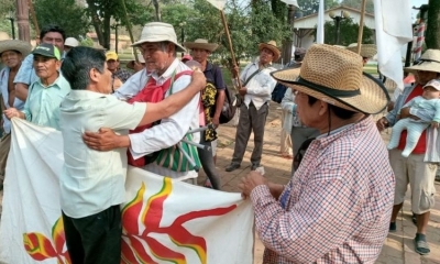 Fabricano (der.) a la llegada de la marcha a San Pablo en Santa Cruz..