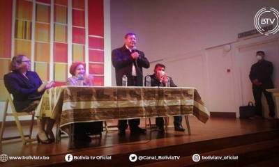 El presidente Luis Arce Catacora ( c )