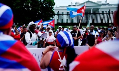 Decenas de cubanos piden libertad para su país en el frontis de la Casa Blanca en Washington, Estados Unidos.
