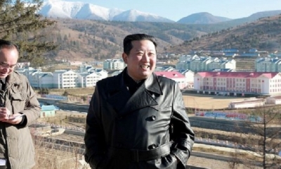 Una fotografía cedida por la agencia KCNA muestra al líder de Corea del Norte