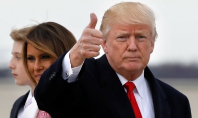 El presidente Donald Trump saluda a los medios tras llegar a Maryland después de pasar el fin de semana de Pascua en Palm Beach. Abril 1 de 2018