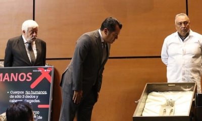 Fotografía cedida por la Cámara de Diputados del investigador del fenómeno OVNI Jaime Maussan (i) y del diputado Sergio Carlos Gutiérrez (c).