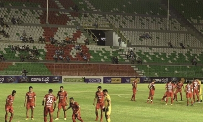 Los jugadores de Blooming y de Guabirá, anoche. 