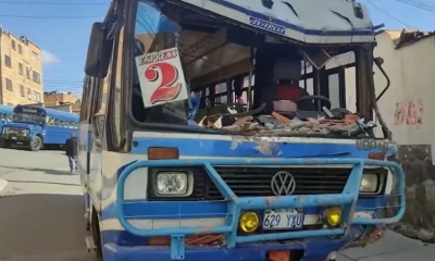 Así quedó el micro que protagonizó el accidente en Tembladerani. Foto: Captura de video .