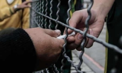 La Policía detectó que microtraficantes introducen dosis de drogas sintéticas adictivas en unidades educativas de La Paz, Cochabamba y Santa Cruz.