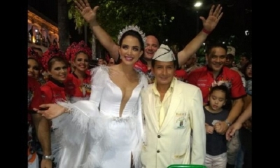Con uno de los vende café de la Plaza 24 de Septiembre. Foto: EL DEBER