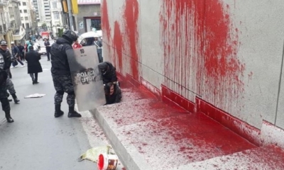La fachada de la Casa Grande del Pueblo fue manchada con pintura.