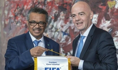 Tedros Adhanom (izq.) de la OMS, y Gianni Infantino de la FIFA.