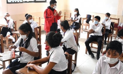 Un grupo de estudiantes pasa clases aplicando medidas de bioseguridad