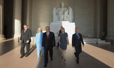 El presidente mexicano, Andrés Manuel López Obrador (c), con su comitiva frente al monumento a Lincoln en Washington. | EFE