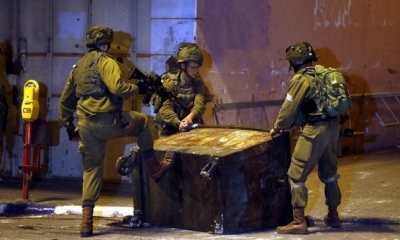 Tropas israelíes toman posición durante los enfrentamientos cerca de la frontera con Israel, en Hebrón, Cisjordania.