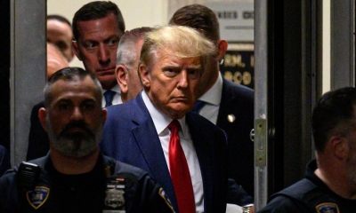Donald Trump sale del Waldorf Astoria, donde celebró una conferencia de prensa tras su comparecencia ante el tribunal