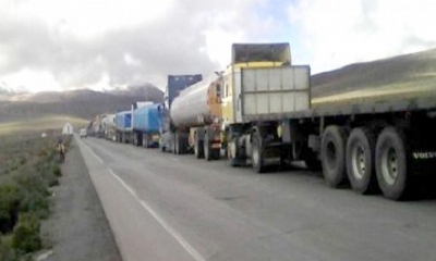 Cientos de transportistas pasarán Navidad en frontera.