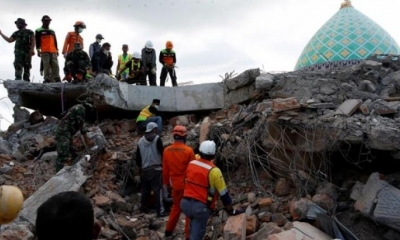 Miembros de los servicios de rescate buscan supervivientes entre los escombros de una mezquita tras el terremoto.