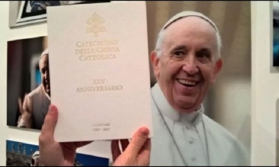 El papa publica la nueva edición del Catecismo de la Iglesia Católica.