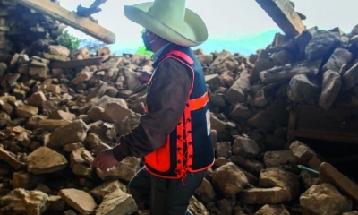 El presidente peruanos inspecciona los daños causados.