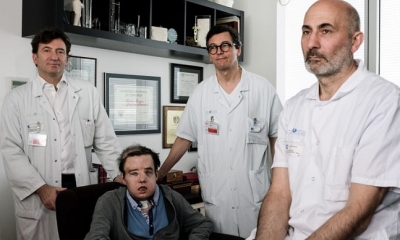 El cirujano Laurent Lantieri (derecha) junto a miembros de su equipo y Hamon, en el Hospital Europeo Georges-Pompidou, en Paris. Foto: RT