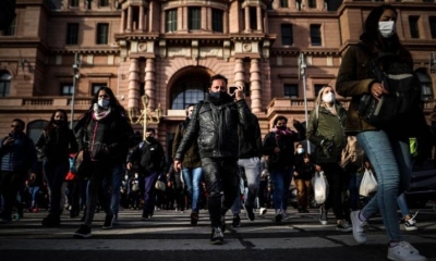 Personas usan tapabocas mientras caminan por la estación ferroviaria de Constitución, en Buenos Aires. | EFE