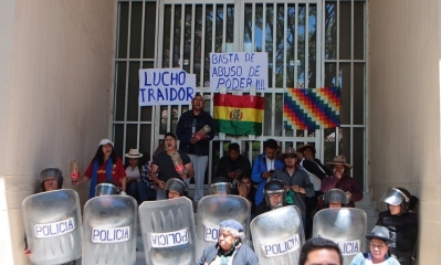 La protesta contra la prórroga del bloque evista del MAS, en puertas del TCP.