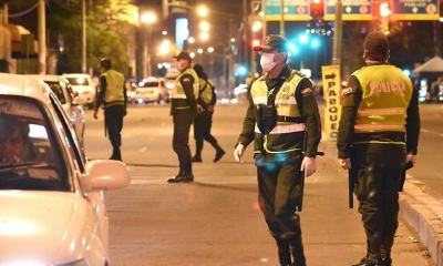 Efectivos policiales realizando controles 