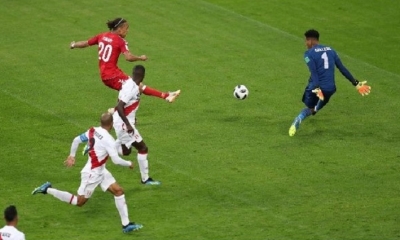 Poulsen anotando el primero del partido. Foto: Reuters
